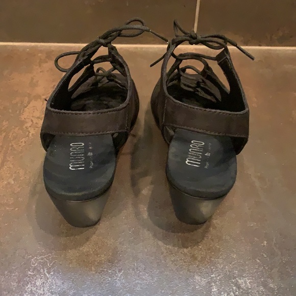 Munro Black Suede adjustable shoe 9 narrow - Picture 6 of 12